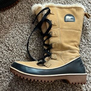 Sorel Lace Up Fur Lined. Tan and black